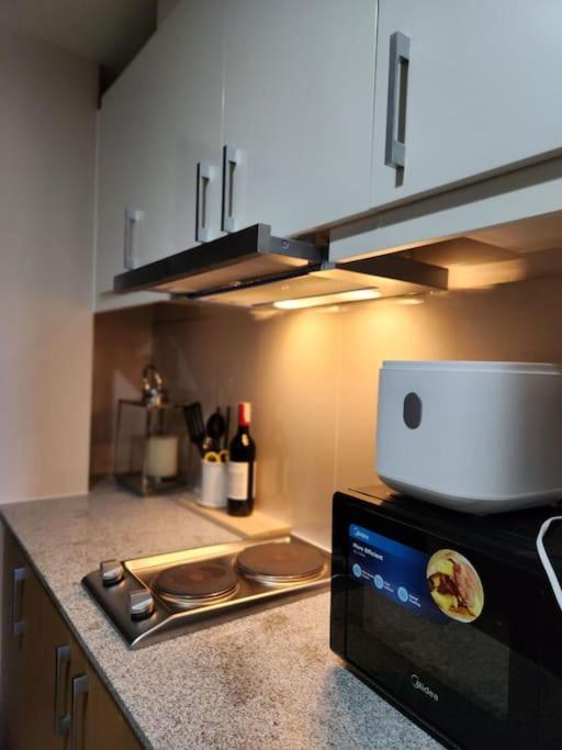Luxestaysmnl Coastal Chic Netflx 380Mbps Pool Bgc 마닐라 외부 사진